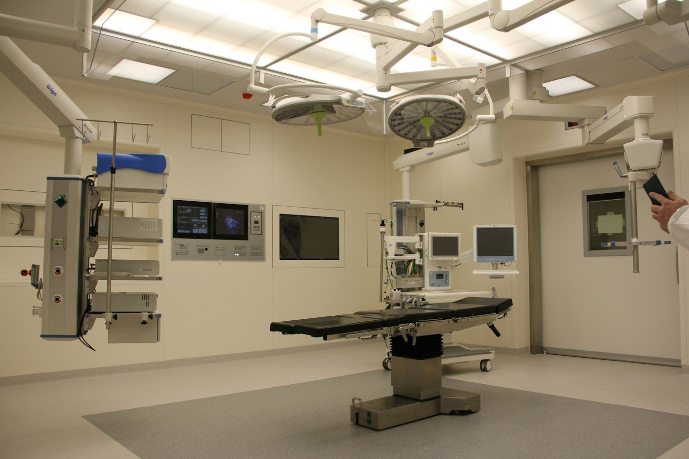 Operating room equipped with surgical lights and monitors